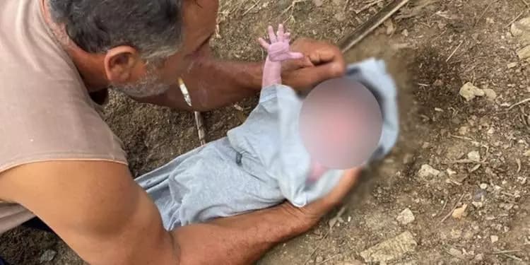 Recém-nascida sobrevive depois de ser jogada no rio