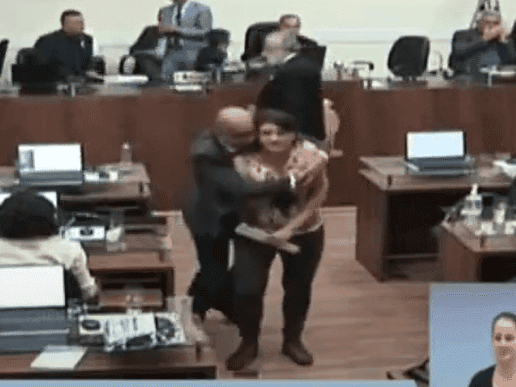 Vereadora é beijada à força por parlamentar em sessão da Câmara