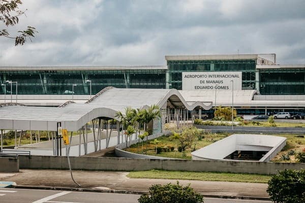 Fumaça afeta visibilidade e faz aeroporto de Manaus operar por instrumentos