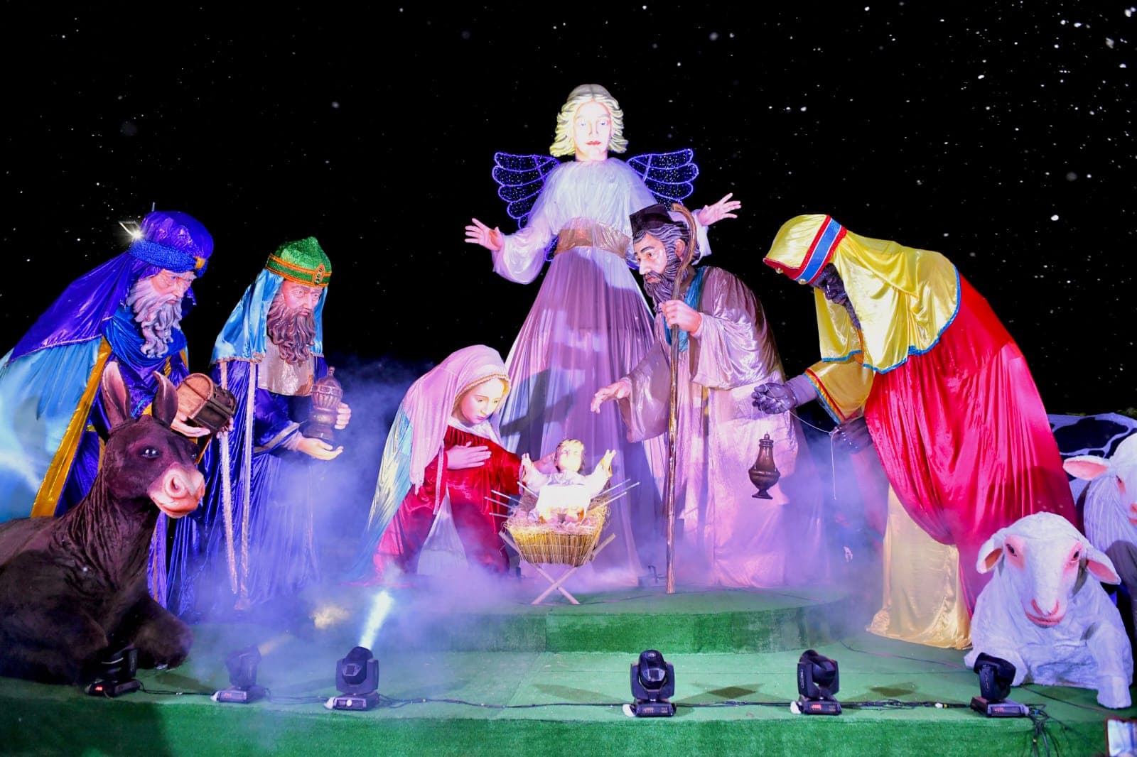 Com 18 metros de altura, presépio natalino é inaugurado em Manaus