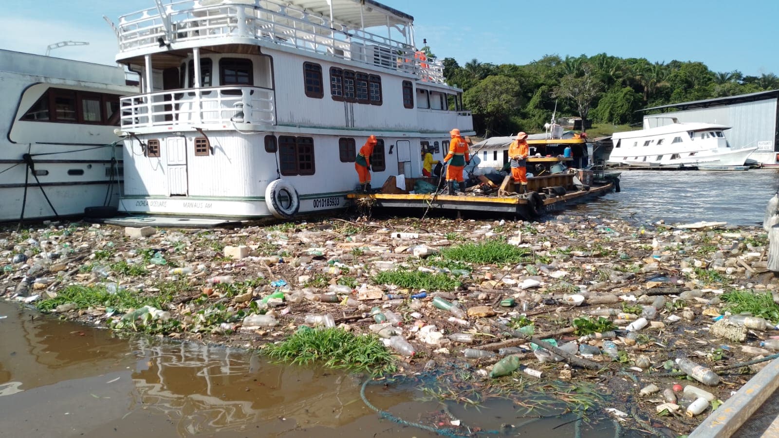 Lixo em igarapés de Manaus desafia moradores atingidos pela poluição