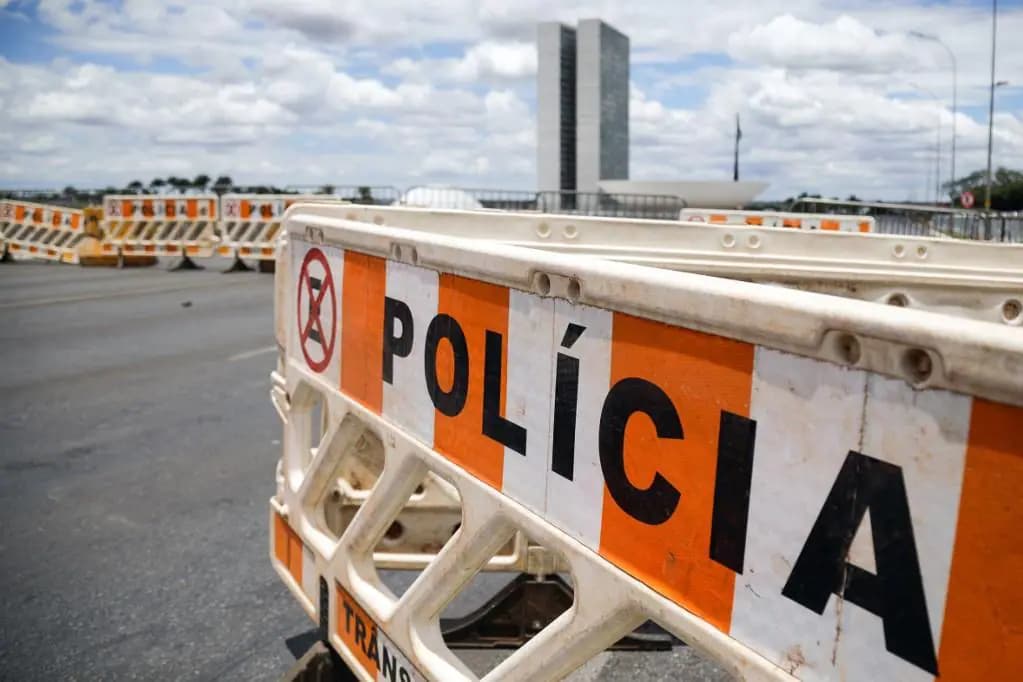 Prédios dos três poderes são invadidos por extremistas