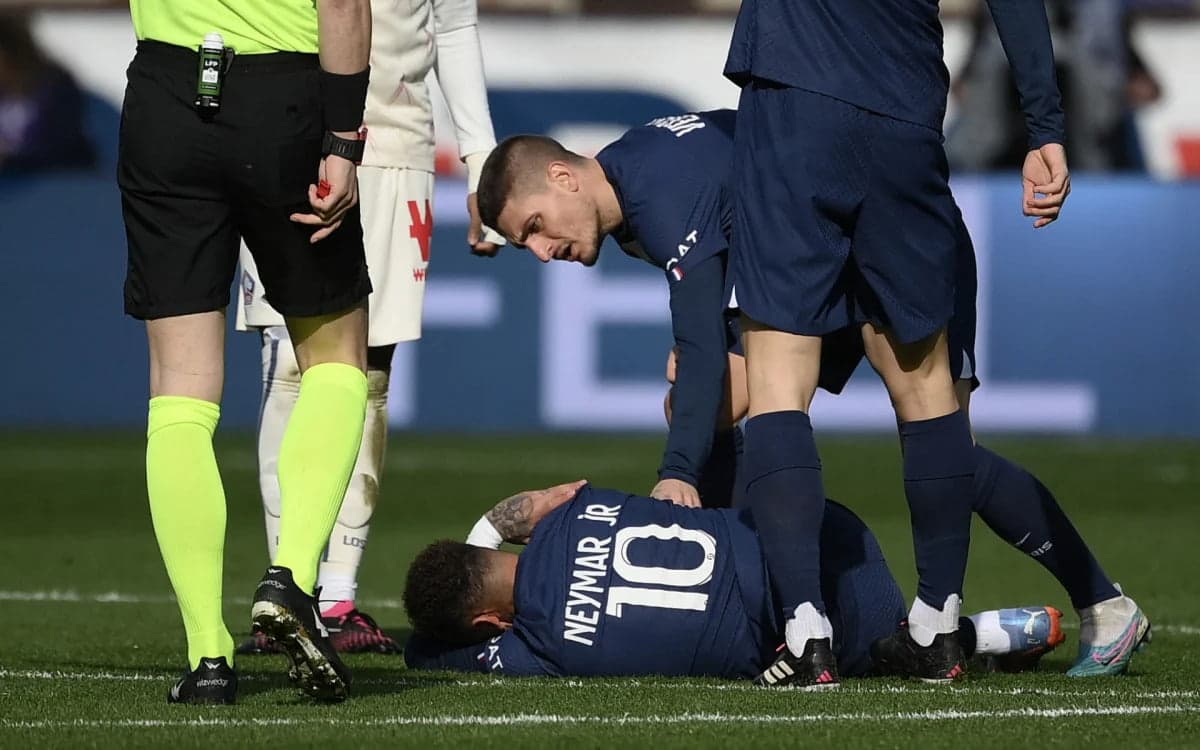 Jornal francês diz que Neymar pode ficar até 4 semanas sem jogar