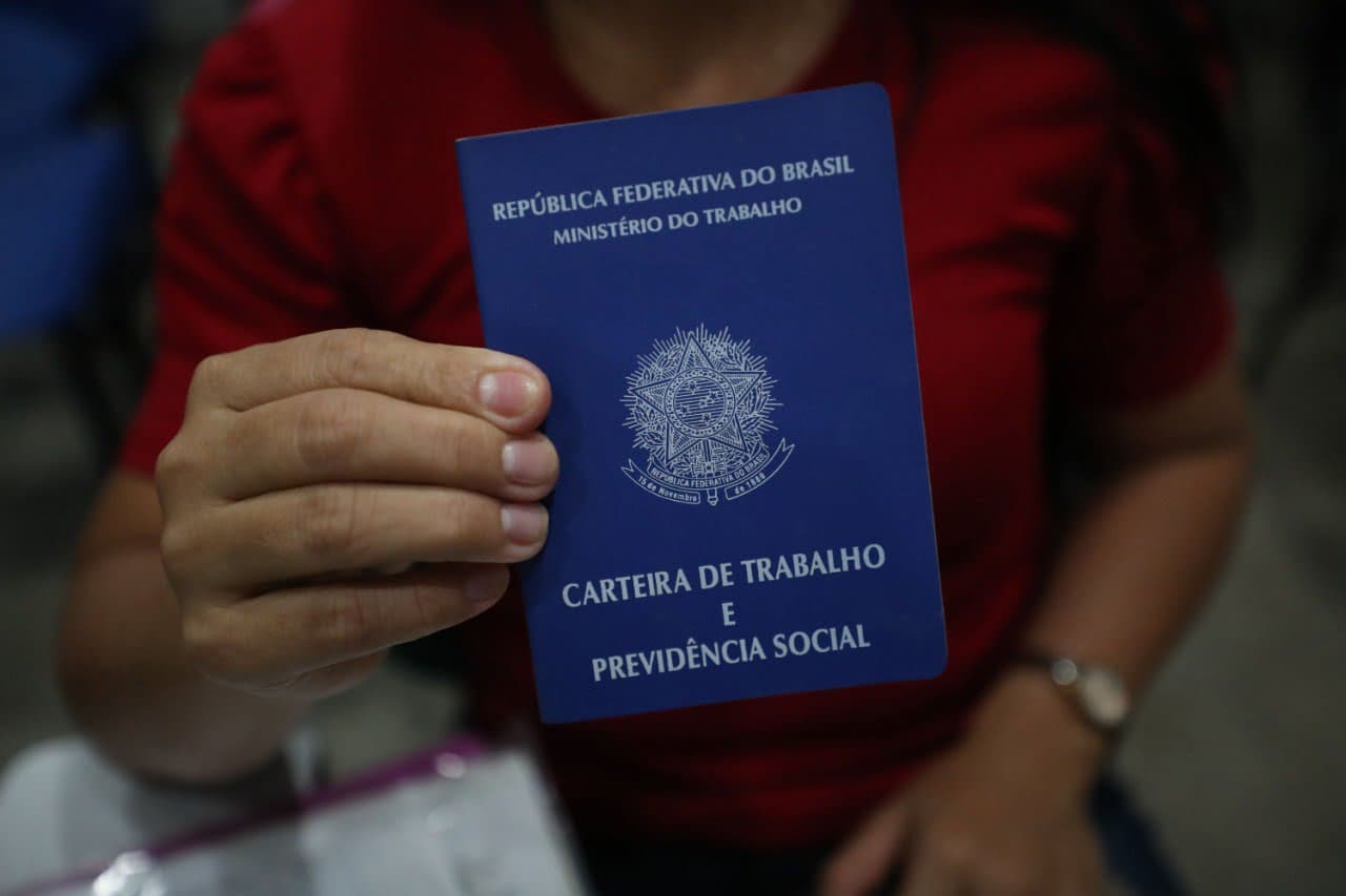 Desemprego cai a 6,1% e segue no menor patamar da série histórica, diz IBGE