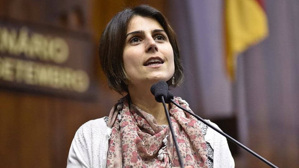 Manuela d’Ávila se filia ao PSOL e deve disputar vaga ao Senado em 2026