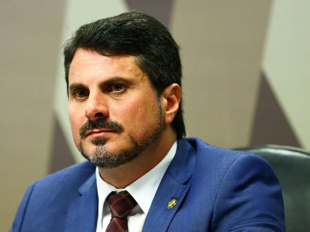 Senador Marcos do Val volta ao Brasil e coloca tornozeleira eletrônica, por ordem de Moraes