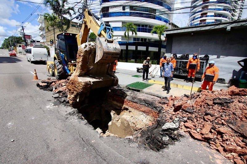 Cratera abre na Avenida Maceió e trecho será revitalizado