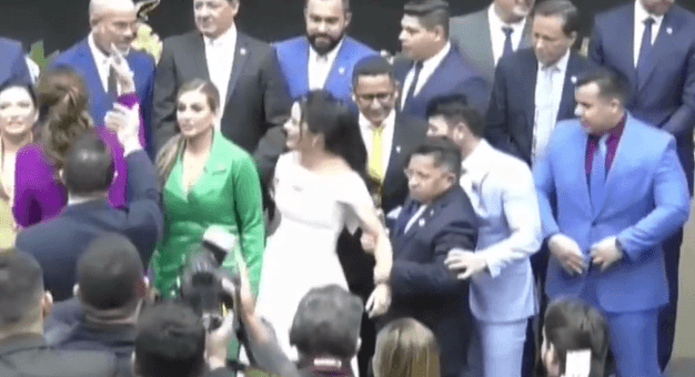 Sinésio pede desculpas a deputada Mayara após &#8220;puxão&#8221; na Aleam