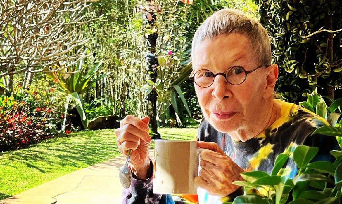 Rita Lee recebe alta de hospital e se recupera em casa