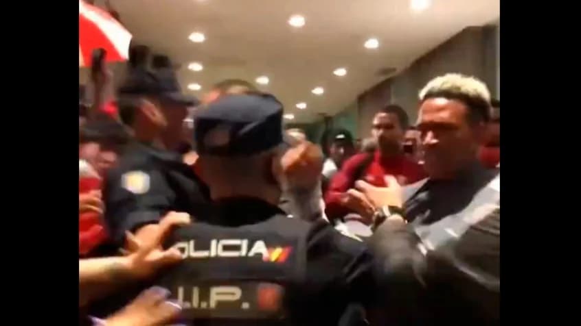 Vídeo: Policiais espanhóis agridem jogadores da seleção do Peru