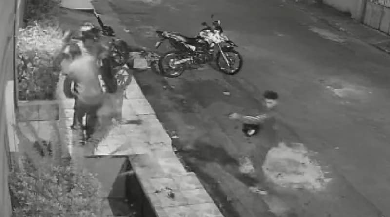 VÍDEO: Entregador tem moto roubada por homens armados em Manaus