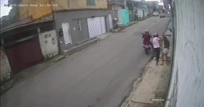 Câmeras mostram momento em que mulher leva coronhada em assalto no bairro Da Paz