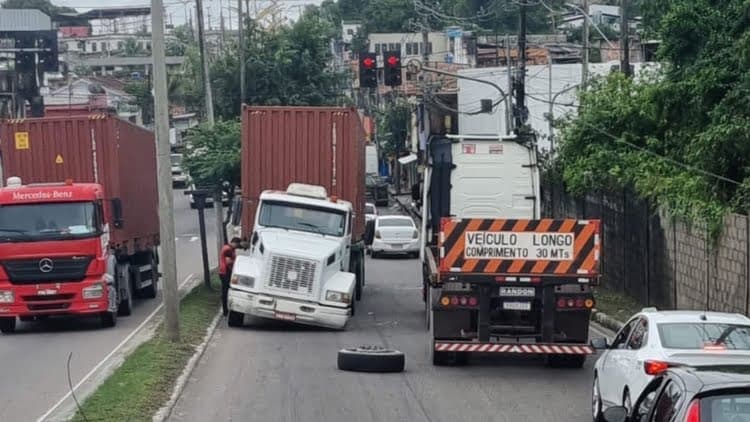 Trânsito: Pneu solta de carreta e causa congestionamento em avenida de Manaus