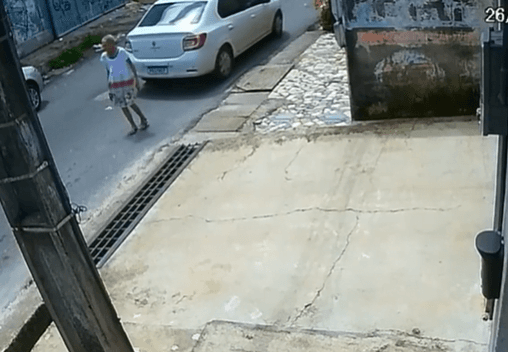 Idosa de 102 é atropelada duas vezes e sobrevive. Veja vídeo