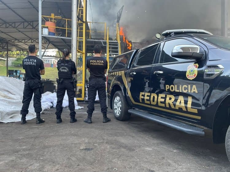 PF incinera 1,4 tonelada de drogas em Manaus