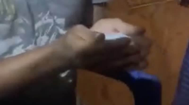 Vídeo: Homem é obrigado a comer sabão em pó após ser pego furtando produto de limpeza