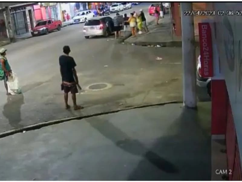 Câmeras flagram momento em que casais são assaltados no Educandos