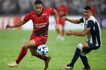 Athletico-PR estreia na Libertadores com empate e um expulso