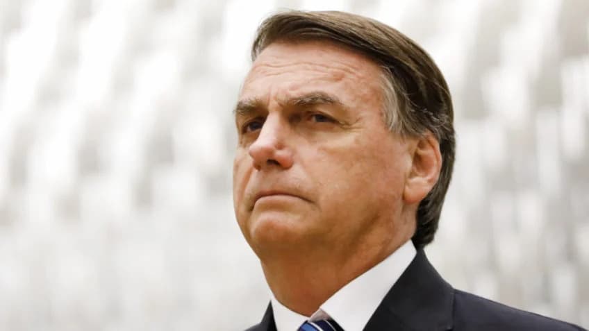 “Querem fabricar escândalo nas minhas costas”, diz Bolsonaro sobre investigação da PF sobre nova joia