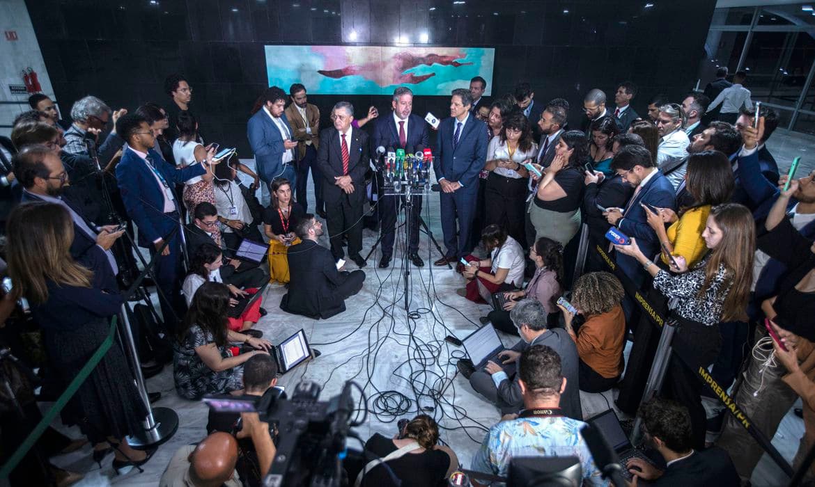 Novo arcabouço fiscal é entregue ao Congresso