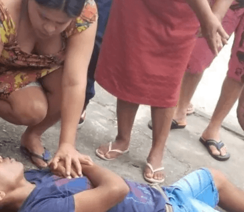 VÍDEO: Mulher ora por jovem no meio da rua após ser baleado no bairro Cidade de Deus