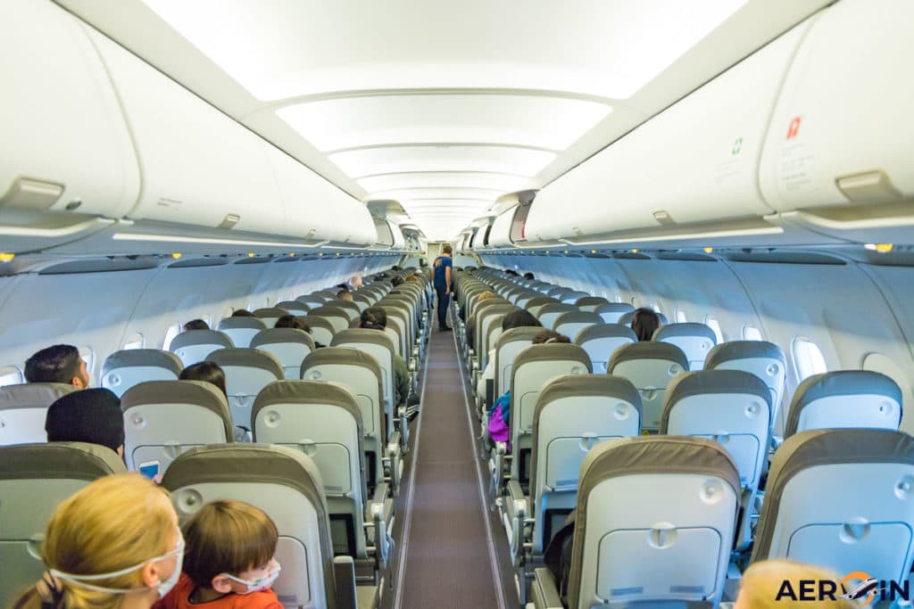 Pais e filhos têm direito a assentos próximos em voos, aprova CCJ