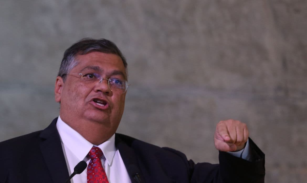 Dino diz que operação que prendeu suspeitos de planejar atentados no Brasil partiu de “hipótese”