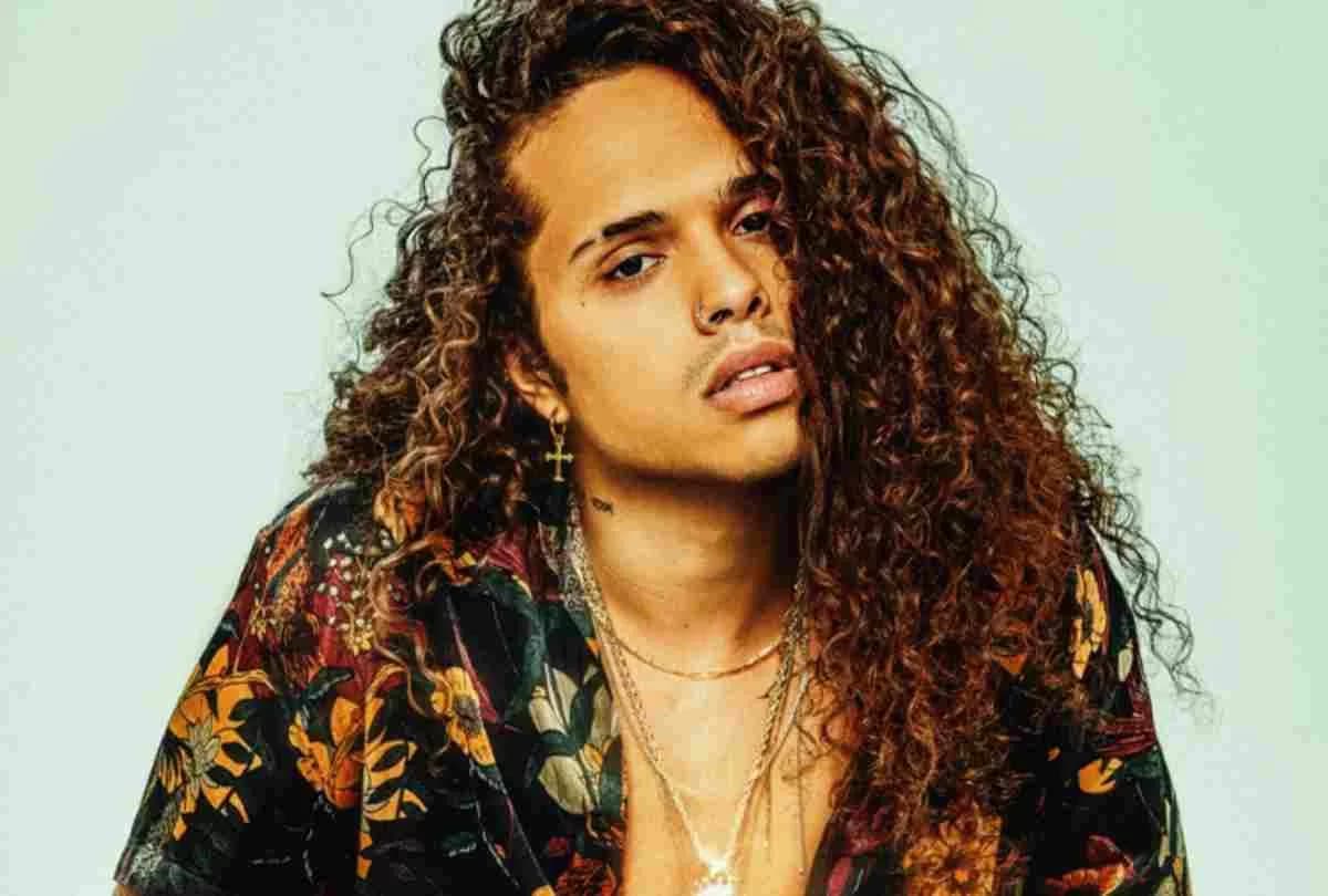 Cantor Vitão revela que será pai de uma menina