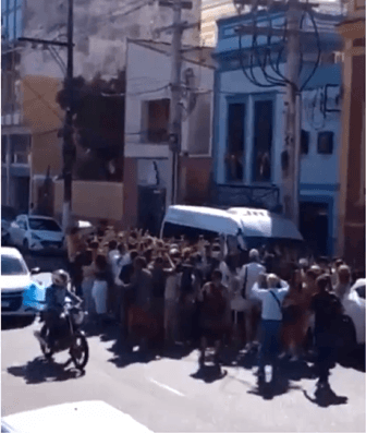 VÍDEO: Fãs vão a loucura na expectativa de encontrar Lana Del Rey, mas o pior acontece