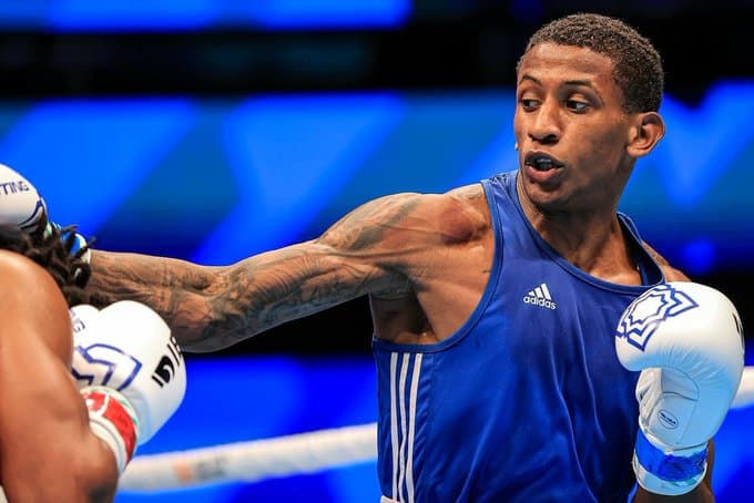 Abner Teixeira e Yuri Neves avançam às oitavas do Mundial de Boxe