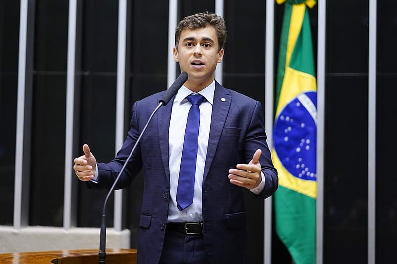 Nikolas Ferreira apresenta PL prevendo prisão para atos obscenos em escolas e universidades