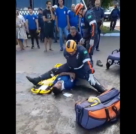 VÍDEO: Socorrista do Samu cai em cima de paciente durante resgate