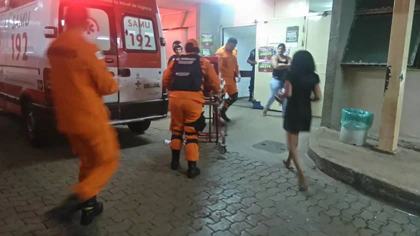 Mulher joga água fervente em marido e filho de 3 anos