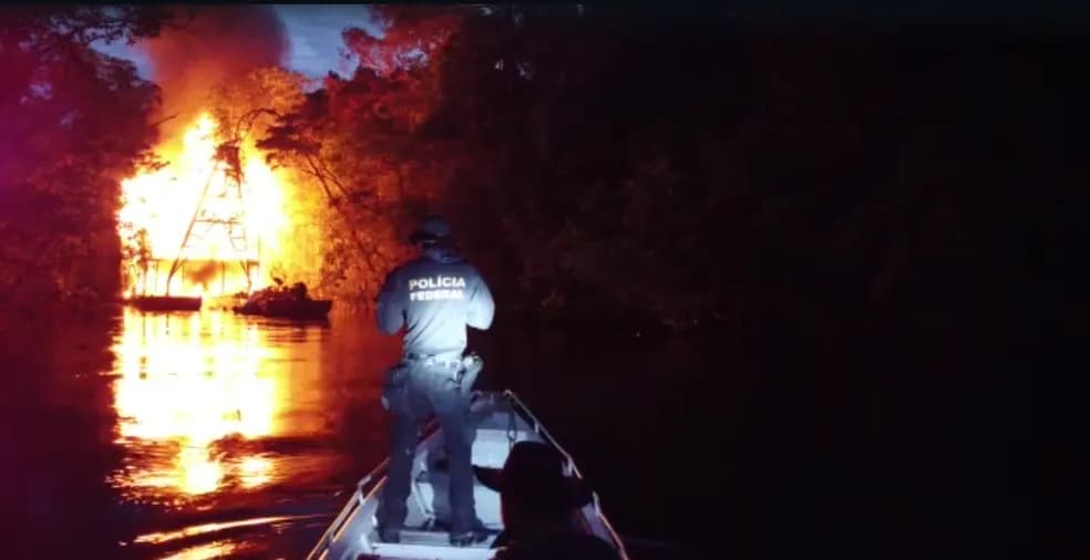 Cinco dragas usadas pelo garimpo ilegal no AM são destruídas pela PF