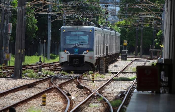 VÍDEOS: Cabos do Metrô do Recife se rompem, pegam fogo e população entra em pânico