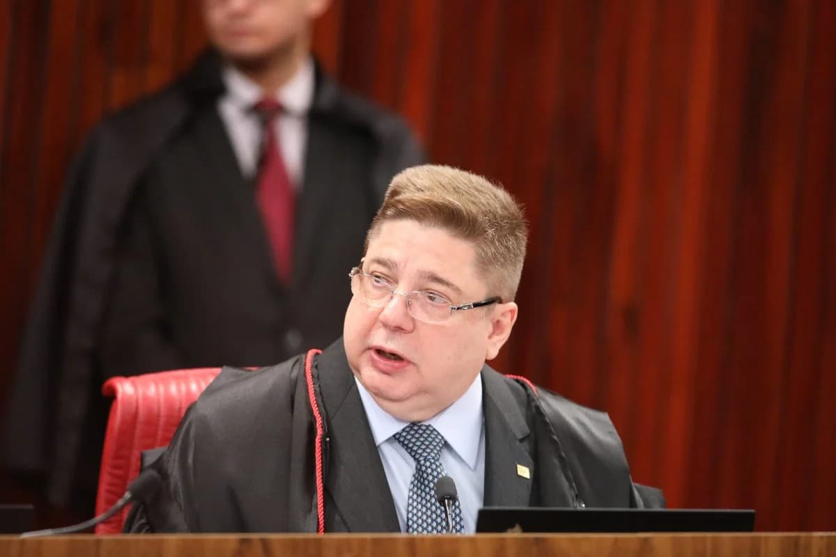 Julgamento de Bolsonaro continua amanhã; placar é de 3 a 1 por inelegibilidade