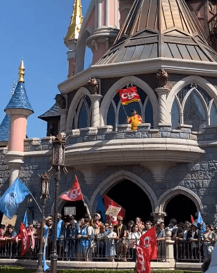 VÍDEO: Funcionários da Disney fazem greve dentro de castelo