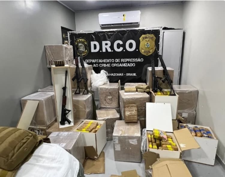 Caminhão é apreendido transportando 5 fuzis e 1,5 tonelada de drogas em Manaus
