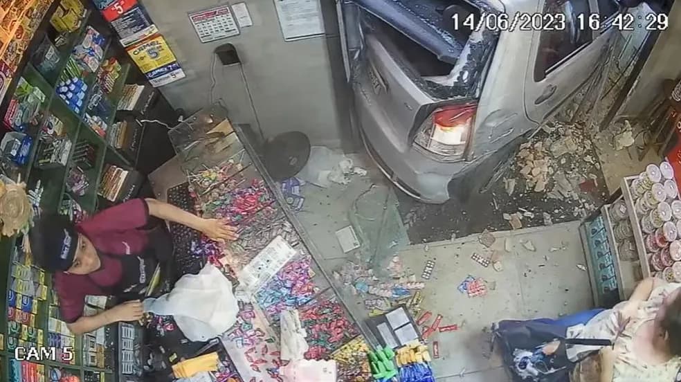 VÍDEO: Carro desgovernado invade padaria de ré e quase esmaga mulher e criança