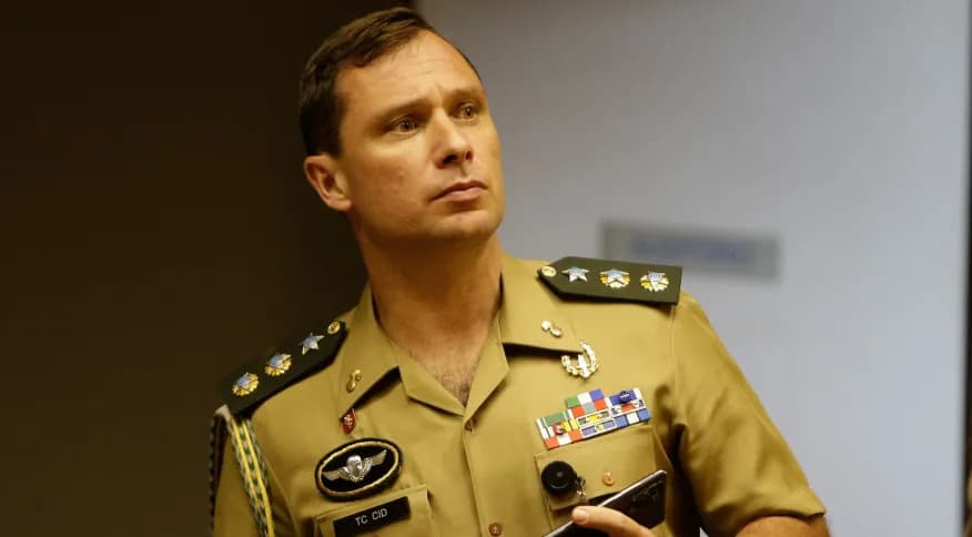 E-mails podem ter indícios de que Cid tentou vender rolex que Bolsonaro ganhou da Arábia Saudita