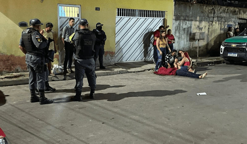 VÍDEO: Homem é executado a “sangue frio” por criminosos e vizinhos filmam tudo, em Manaus