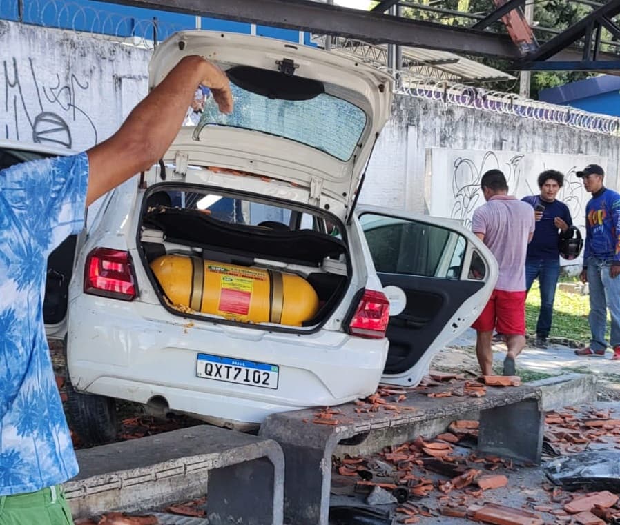 Carro invade parada de ônibus e deixa feridos em Manaus; veja vídeo