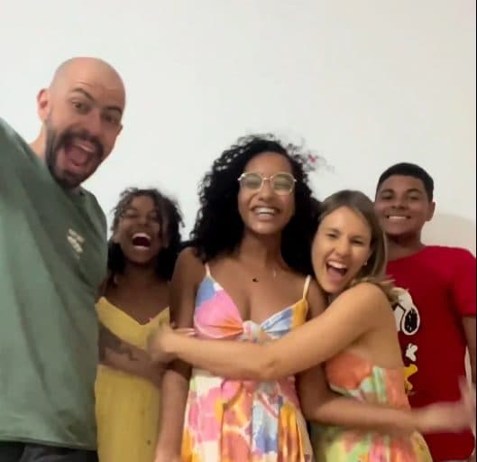 Família faz vídeo de chá para filha adotada de 17 anos e comove a Web