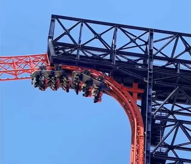 ASSISTA VÍDEO: Pane elétrica deixa grupo pendurado de cabeça para baixo em montanha-russa