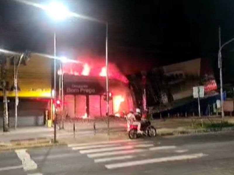 VÍDEO: Fogo destrói loja de eletrodomésticos e farmácia em questão de minutos, em Manaus
