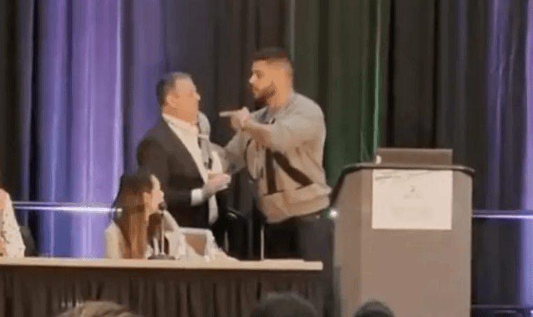 Homem bate em ginecologista e cita abuso de esposa: “minha mulher está sofrendo”