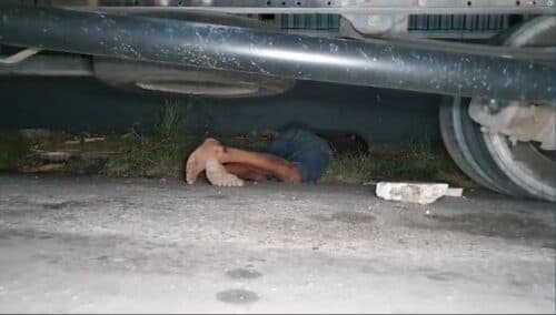 VÍDEO: Suspeito de assalto é morto a pauladas, pedradas e tiros na cabeça, em Manaus