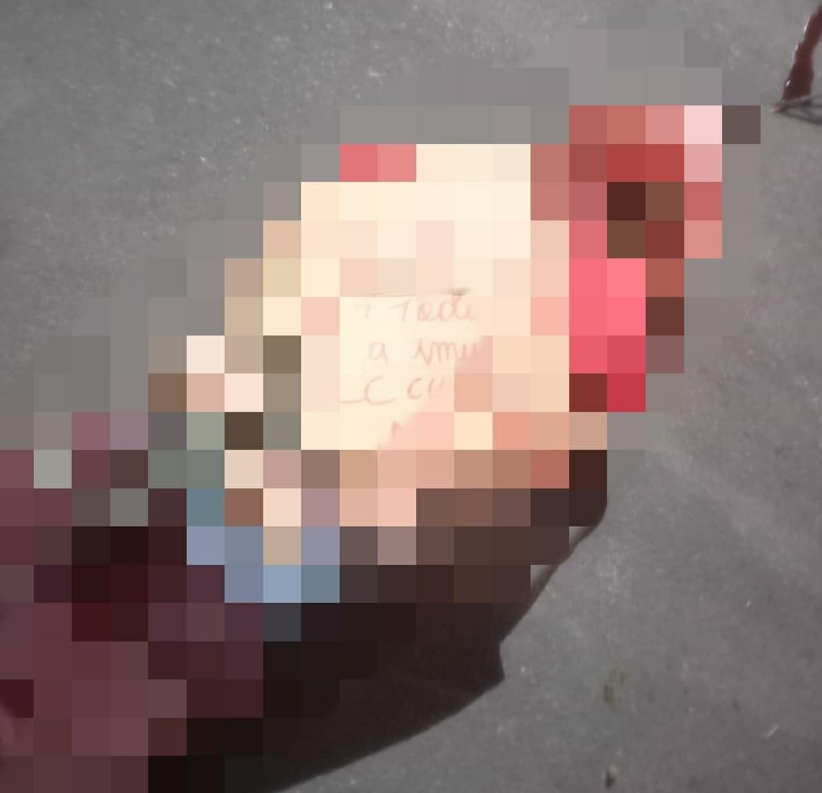 Corpo de homem morto é jogado de carro em movimento