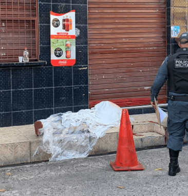 Homem é baleado em frente de mercadinho em Manaus