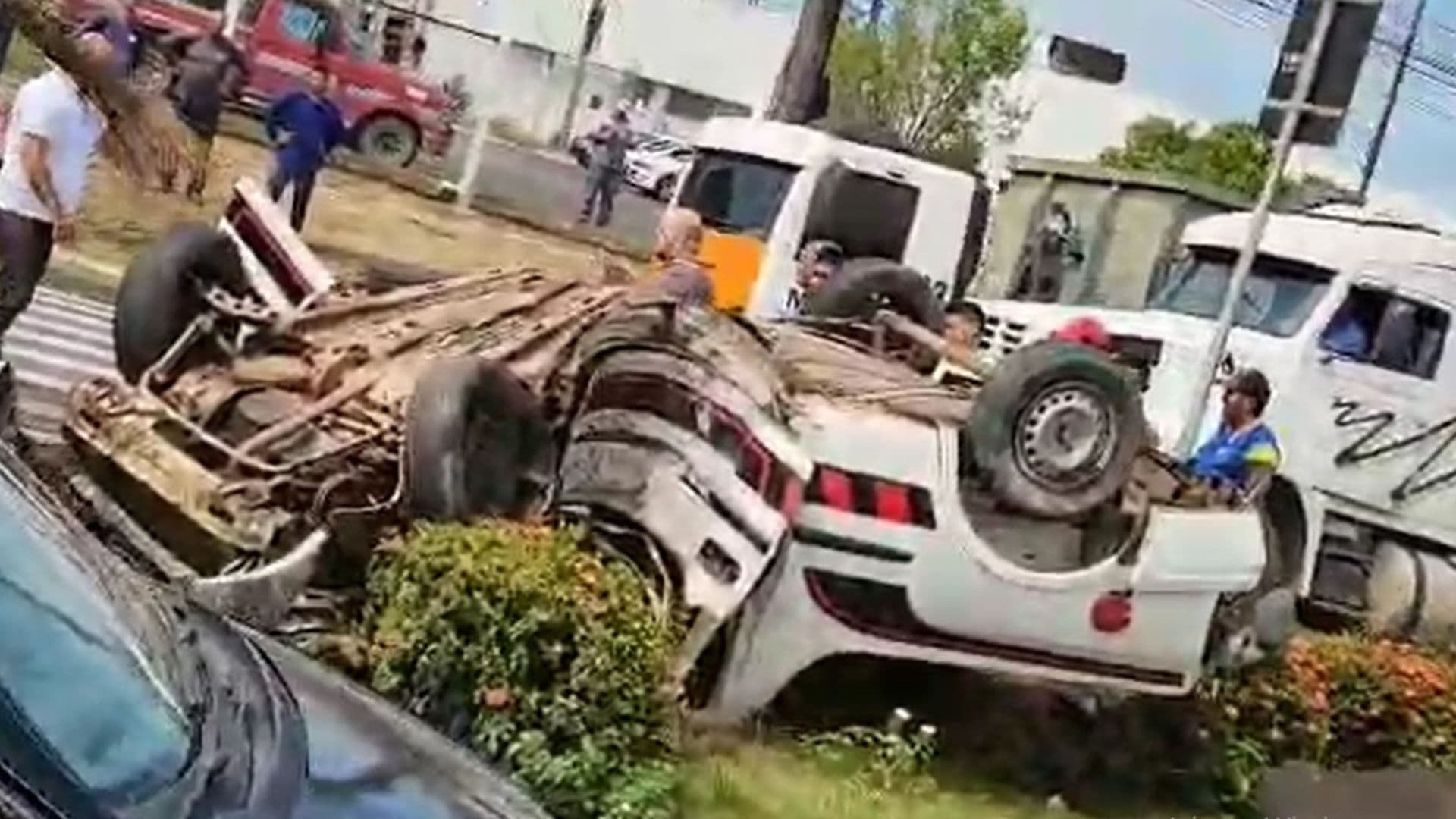 VÍDEO: Carro capota e quase “parte ao meio” em colisão com árvore, em Manaus